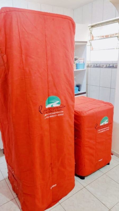 Guarda-roupa protegido com capa acolchoada da Rufatto Mudanças